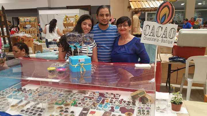 Ariel Humberto Castellanos fabrica chocolate con cacao de la costa norte y aspira a exportar.