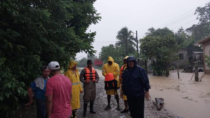 Miembros de las Fuerzas Armadas también están participando en las evacuaciones.
