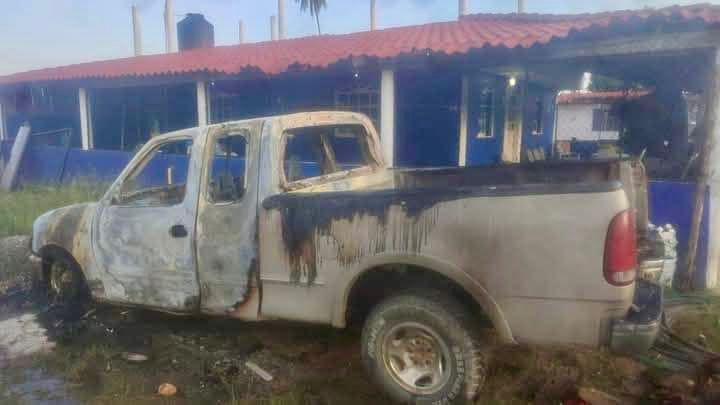 Uno de los vehículos incendiados luego de la masacre.