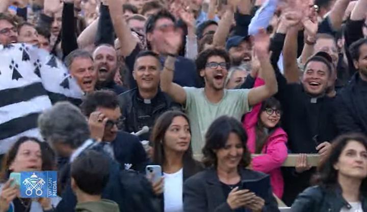 Alegría en la plaza de San Pedro: miles celebran que hay nuevo papa