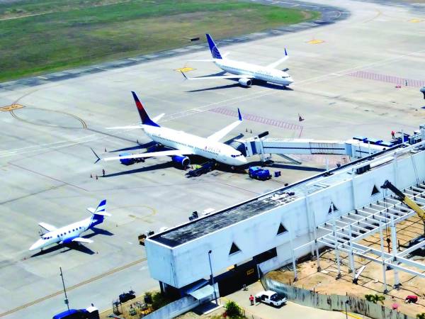 <b>Dentro del proyecto de modernización del Villeda está dos mangas de embarque más. Foto: M. Cubas.</b>