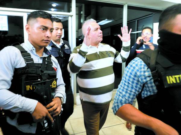 El exdirector Ricardo Ramírez del Cid al ingresar a los Juzgados de Criminalidad Organizada.