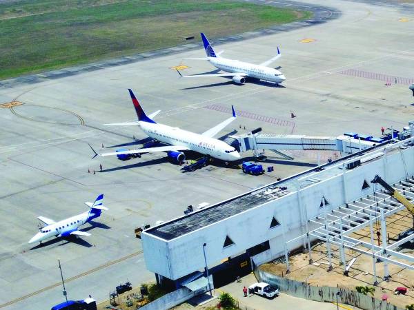 Viajeros y aerolíneas piden una mejora porque ni los puentes de embarque funcionan a veces.