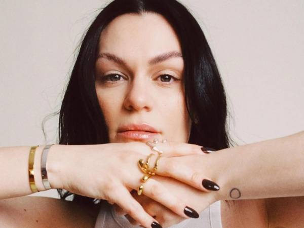 La artista británica Jessie J lucha contra el cáncer de mama.