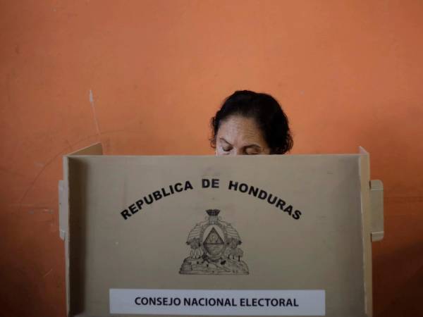 Una hondureña ejerce el sufragio en las elecciones generales de 2021.