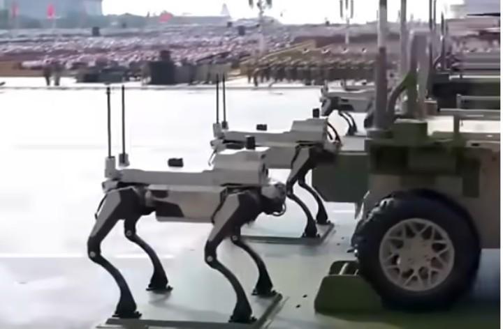 China muestra su “imparable” avance militar con drones, misiles y robots en desfile