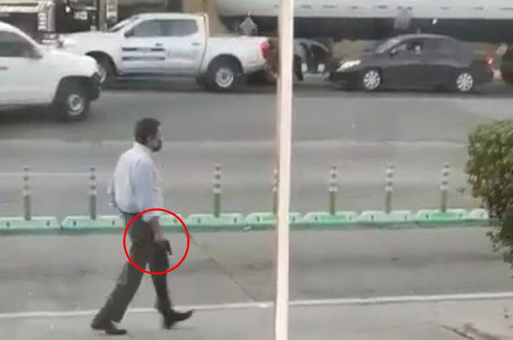 Enrique Peña Rodríguez fue captado por cámaras de video con el arma en la mano.