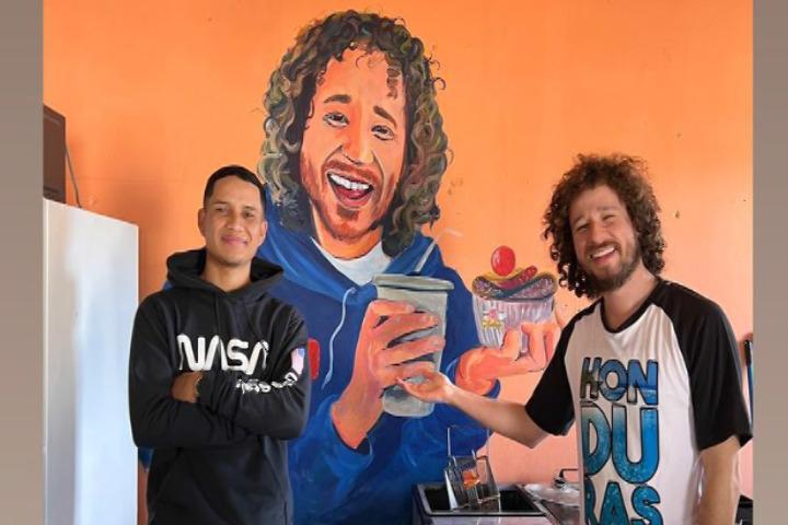 Luisito Comunica visita popular barrio de la capital de Honduras