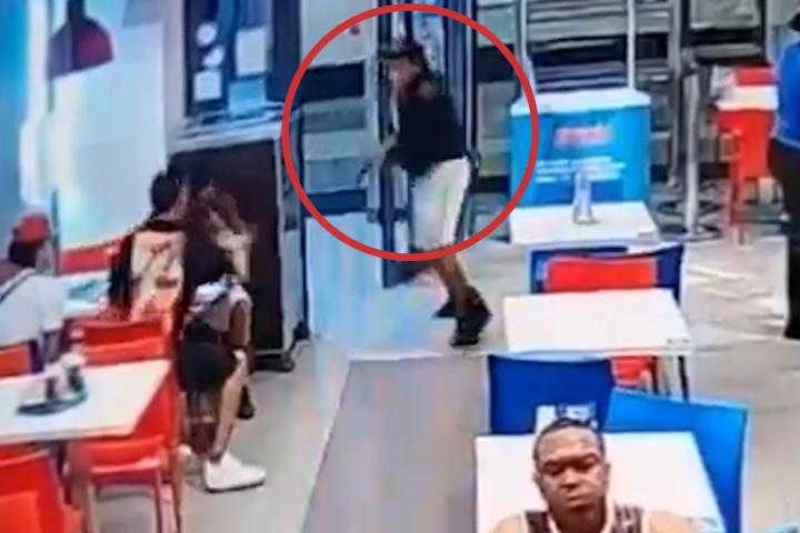 VIDEO: Hombre usa un plato como escudo durante tiroteo en pizzería