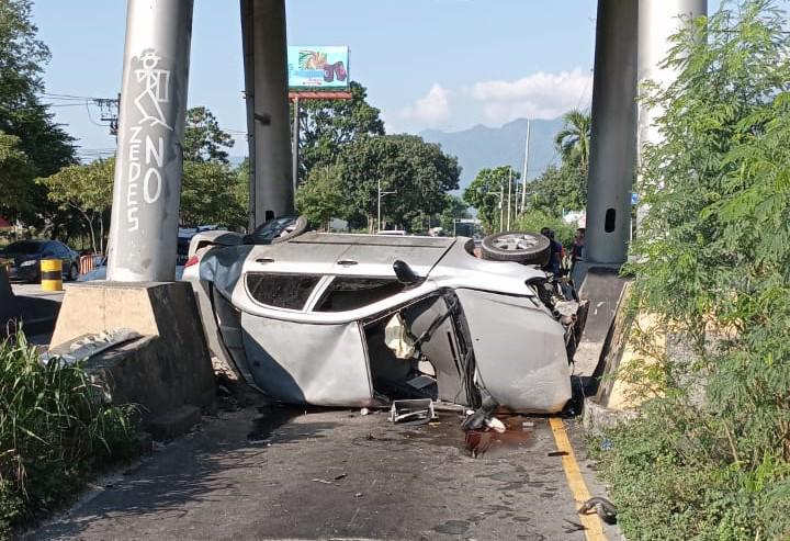 Turismo choca con bases de antiguo peaje en bulevar del norte de SPS