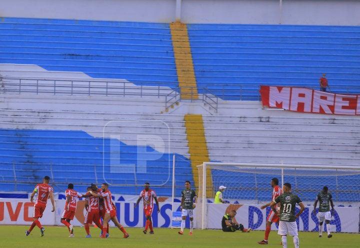 La plantilla del Vida felicitando a su compañero Alexander Aguilar por su golazo.