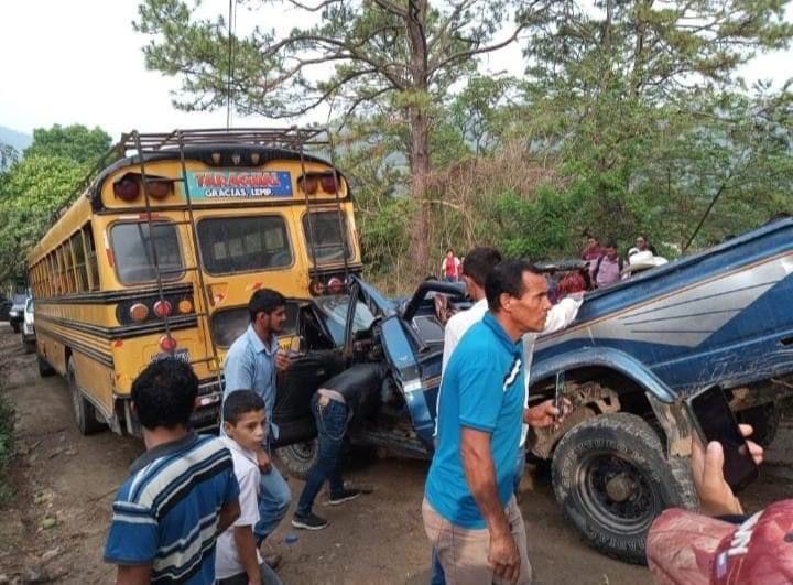 15 heridos deja choque entre pick up y autobús en Lempira