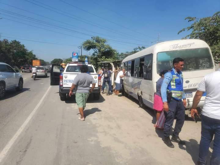 El bus era conducido por unm hombre de 27 años, quien salió ileso.