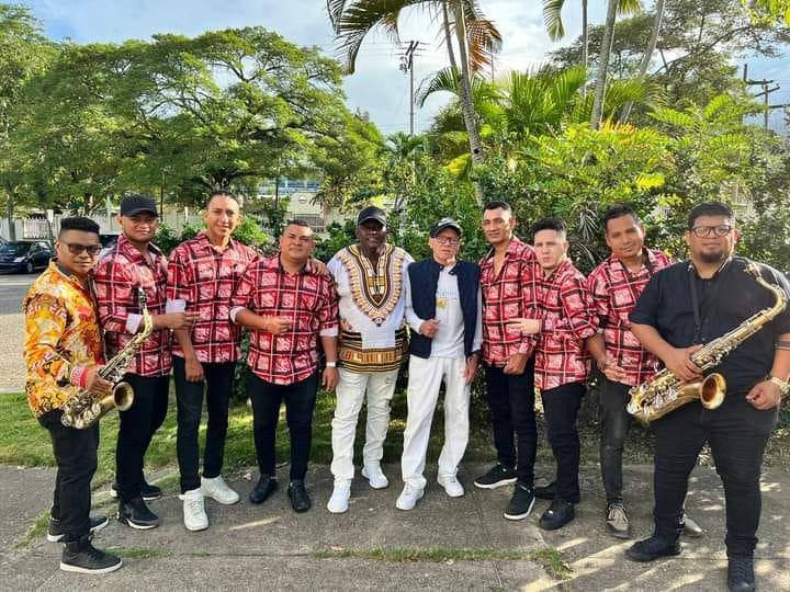 <b>EL BURRITO Y SU FAMILY BAND</b><br /><br />Desde las 8:00 pm de este miércoles, la agrupación pondrá a bailar a todas las parejas, amigos y familias que se den cita en El Bunker Bar &amp; Grill situado frente a Mall Galerías del Valle. El sábado desde las 9:00 pm estarán en el Centro Social de la López Arellano y el domingo desde el medio día llegan a Para Amigos Akiles.
