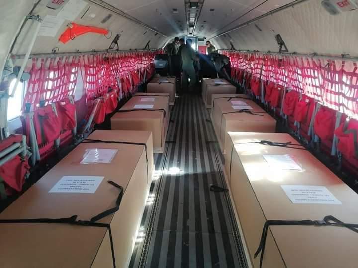 Los cuerpos de los migrantes hondureños en el avión mexicano.