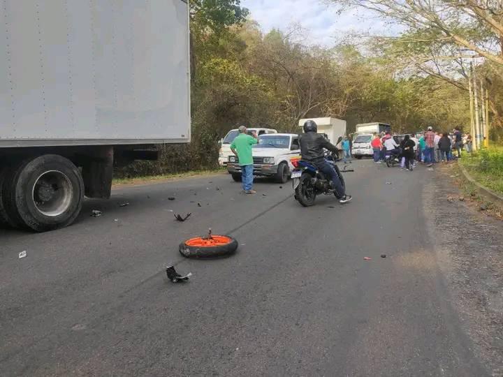 Rueda delantera de la motocicleta conducía por el joven accidentado.