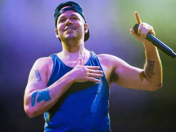 A lo largo de su carrera ha colaborado con grandes y numerosos artistas de la escena internacional, sin importar el género musical de dichos artístas, llevando por bandera su peculiar y única forma de entender la música, sin olvidarse de su tierra y sus raíces y siendo siempre fiel a él mismo.