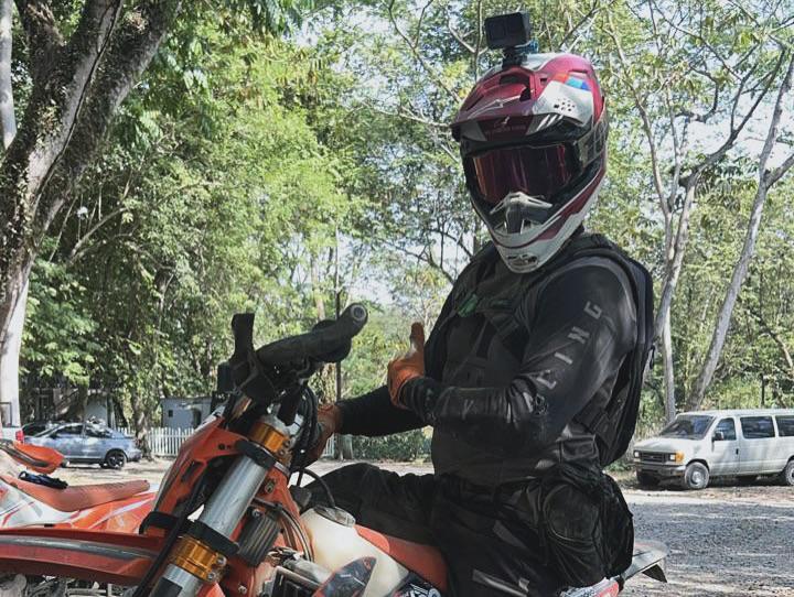 ¿Quién es Sergio Bendaña, el hijo de Tuky que sufrió un accidente en competencia de motos?