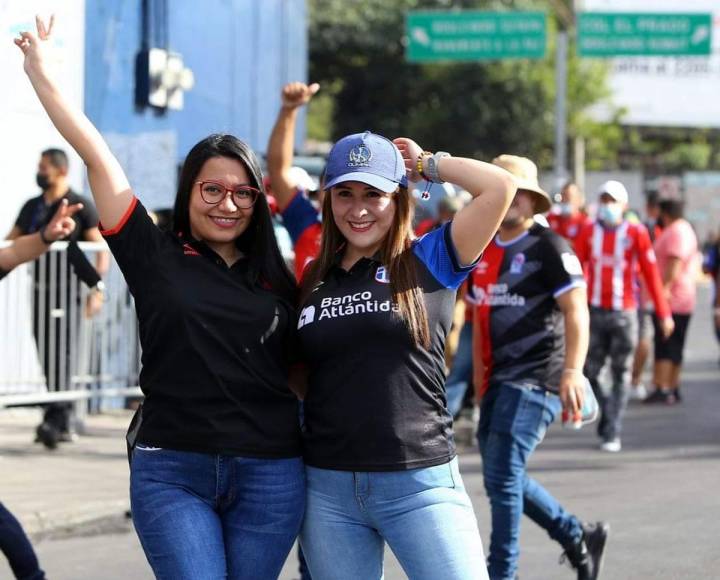 En las afueras del estadio Nacional guapas aficionadas del Olimpia.