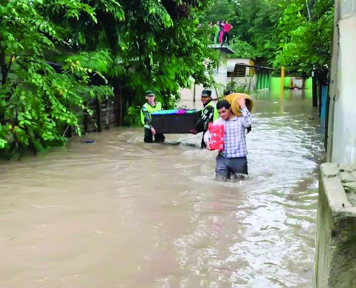$!Hay aberturas en bordos y filtraciones que también han anegado cultivos de plátano, caña, maíz y yuca en el valle.