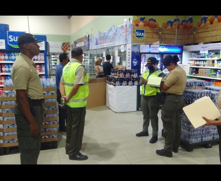 Policías municipales inspeccionan si se cumple la Ley Seca en la ciudad.