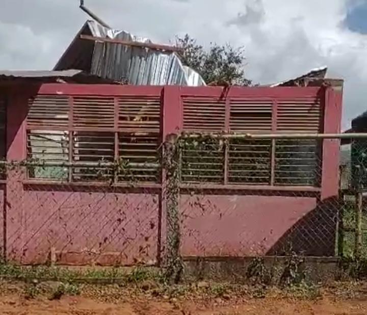 Fuertes vientos arrancan techo de centro educativo en Iriona