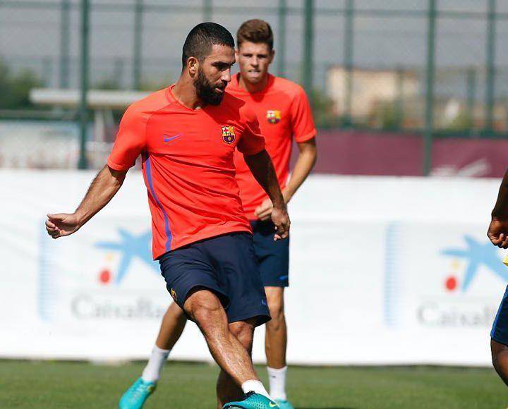 El propietario de la lujosa mansión detalló los desastres que dejó el exfutbolista en la propiedad.