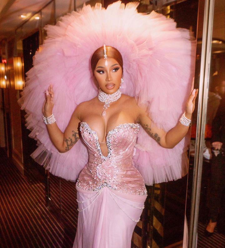 Cardi B ofrece un concierto en minifalda y sin ropa interior