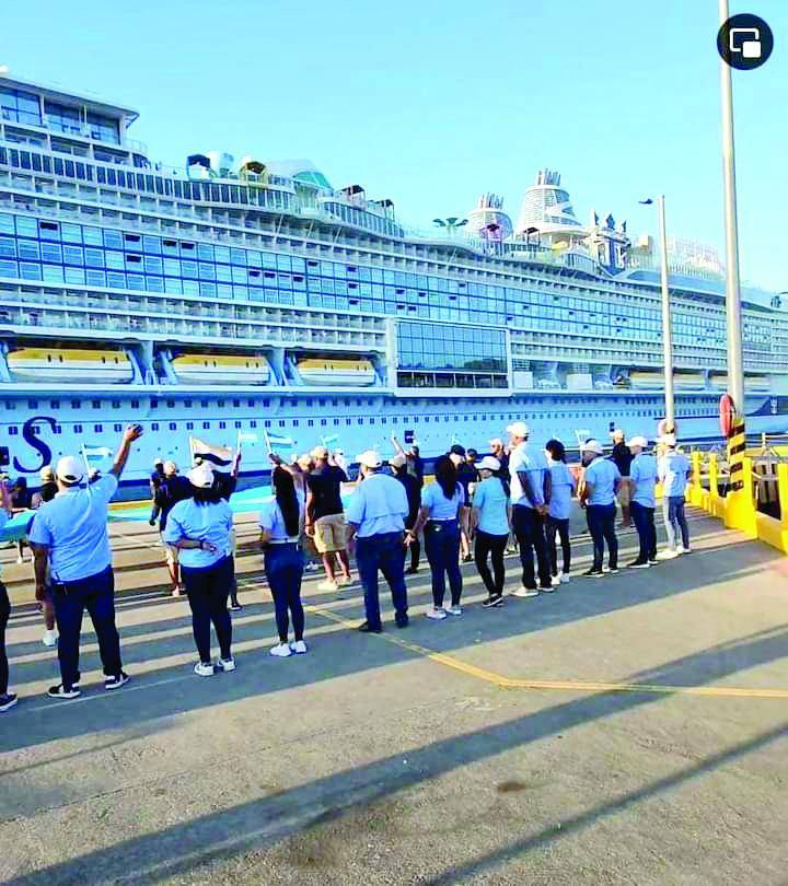 Autoridades centrales y locales también personal del puerto de cruceros de Roatán, le dieron la bienvenida a los visitantes que llegaron por primera vez a bordo del majestuoso buque.