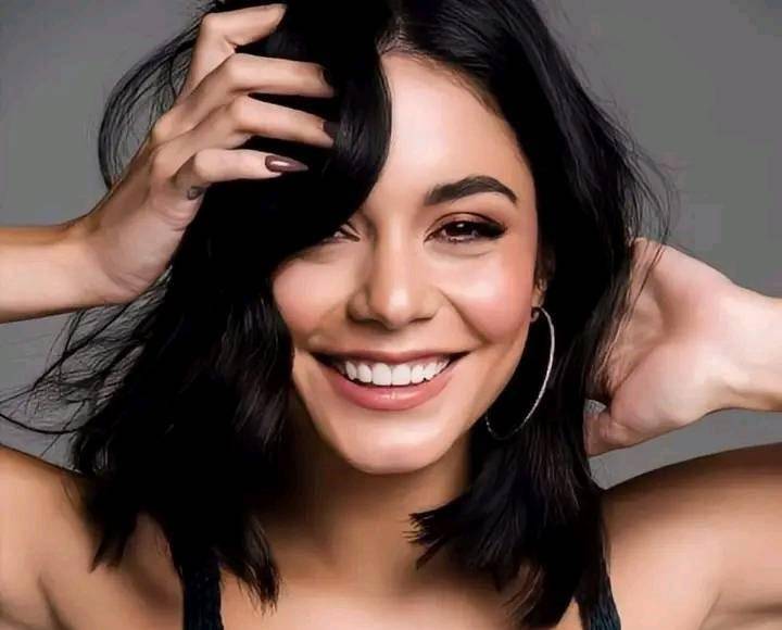 Vanessa y Cole compartieron su alegría y algunos detalles exclusivos de su unión en una entrevista para <i>Vogue</i>, donde Hudgens expresó el significado de escribir y leer sus propios votos matrimoniales. “<b>Escribir mis propios votos fue importante para mí</b>,” confesó Hudgens. “Les diría a todos que escriban sus propios votos y los lean. <b>Es lo más hermoso en una relación ser tan abierto y vulnerable ante todas las personas que amas proclamando tu amor</b>. Es simplemente hermoso. Me encantó.”