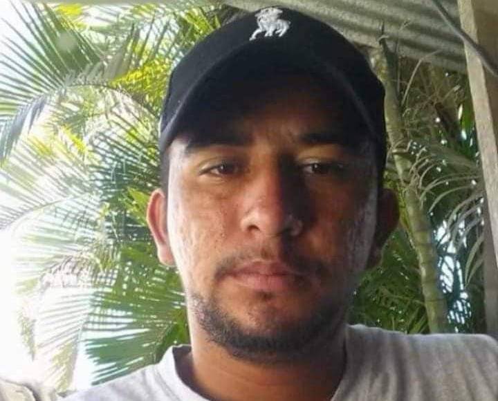 Uno de los asesinados respondía al nombre de Nery Javier Oviedo Hernández. 