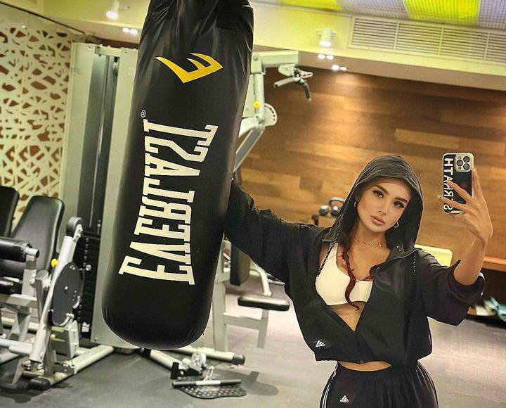 Serrath ha demostrado ser una joven que le gusta practicar deporte y realizar ejercicios. Así se pudo ver en sus imágenes de Instagram, donde aparece en un gimnasio haciendo una rutina para mantenerse en forma.