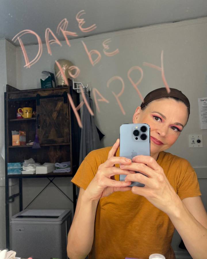 En su cuenta de Instagram, Sutton compartió esta imagen con la leyenda “Atrévete a ser feliz”, y en la sección de comentarios ya le reclaman por no haberse atrevido a ser fiel a su exesposo o le comentan que no está bien ser feliz con el esposo de otra.