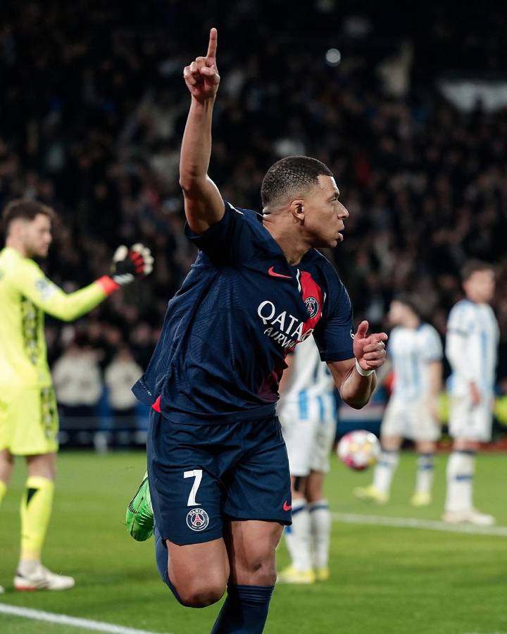 Kylian Mbappé corre a festejar su gol frente a la Real Sociedad.