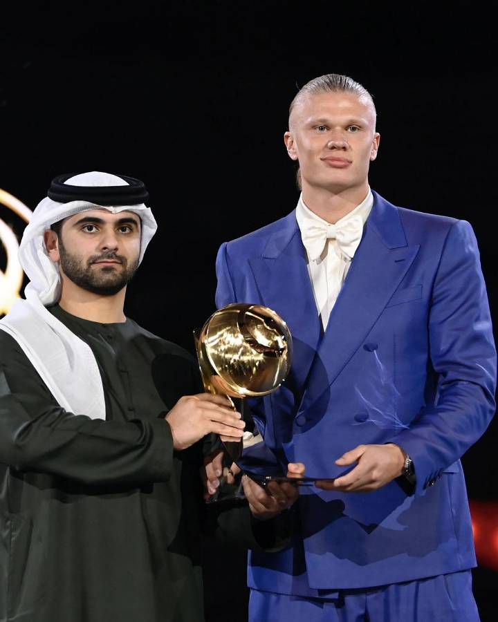 Erling Haaland al momento de recibir el galardón al mejor futbolista del mundo.