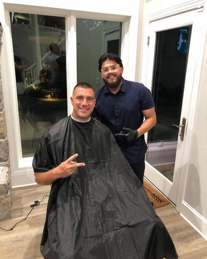 Travis Kelce, de los Kansas City Chiefs, junto a Kilver Martínez.