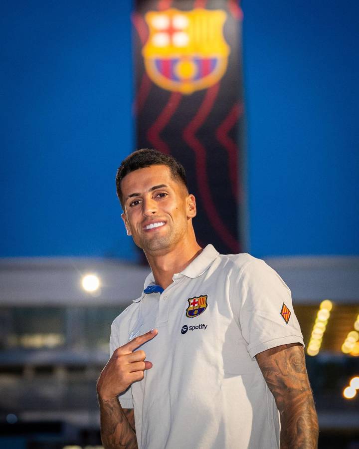 Joao Cancelo, feliz de concretar su llegada al Barcelona.