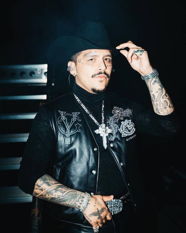 Christian Nodal sorprende con su rostro sin tatuajes