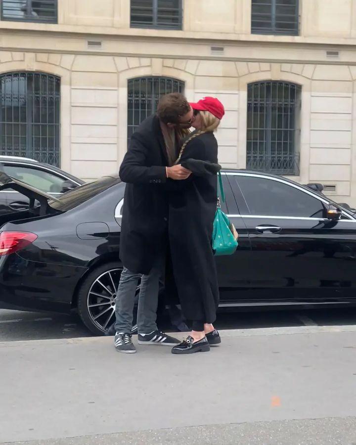 Sophie Turner fue fotografiada besando al aristócrata Peregrine Pearson en París este fin de semana.