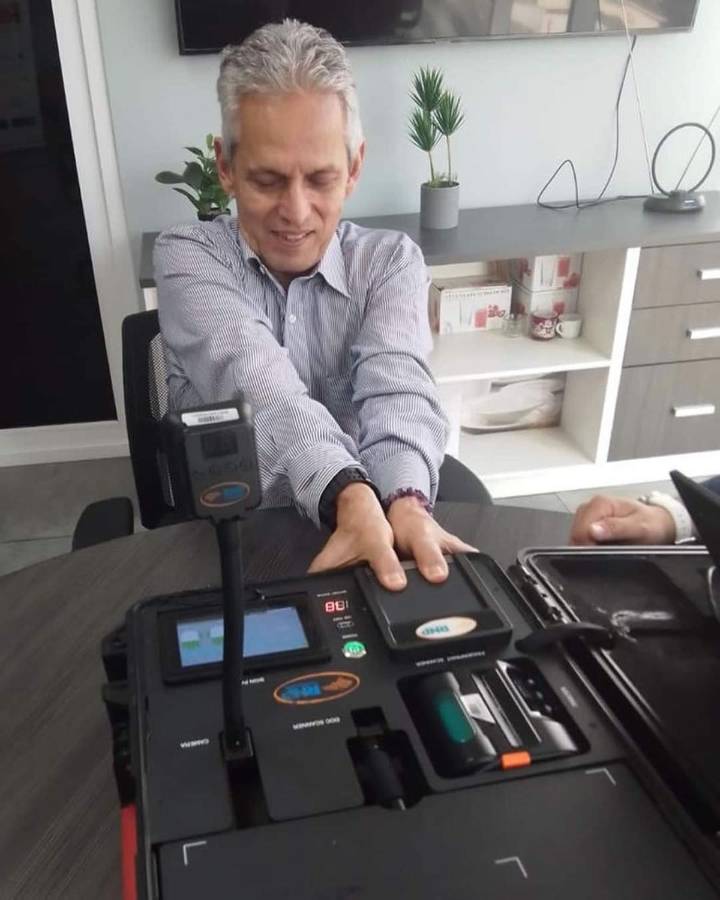 Reinaldo Rueda se enrola para obtener nueva cédula de identidad de Honduras