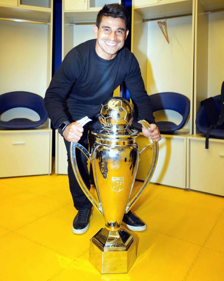 Hugo ‘El Negro‘ Ibarra posando con el trofeo de campeones de la Liga Argentina.