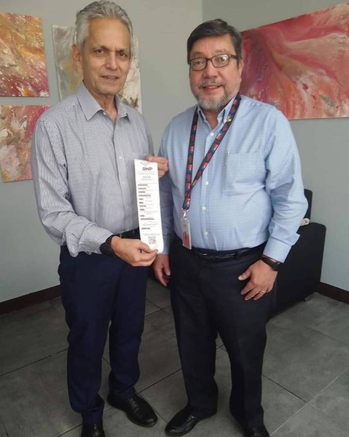 Reinaldo Rueda se enrola para obtener nueva cédula de identidad de Honduras