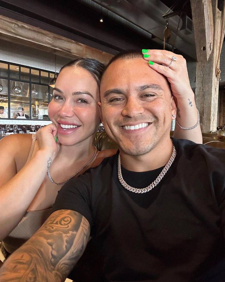 Novio de Chiquis Rivera se modifica el rostro y ella está muy feliz