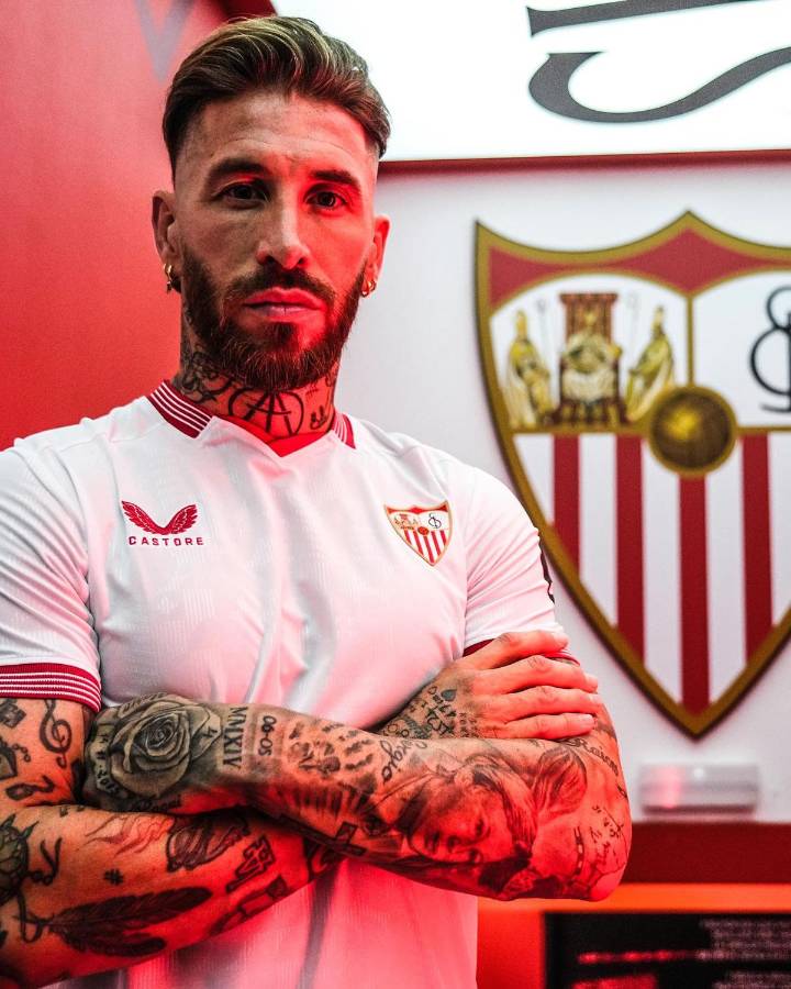 Sergio Ramos posando con la camiseta del Sevilla.