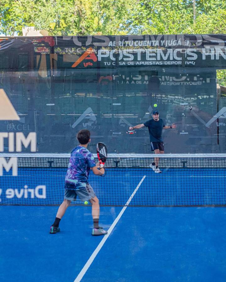 Padel es un deporte amigable donde puedes compartir momentos especiales con tus hijos y toda la familia