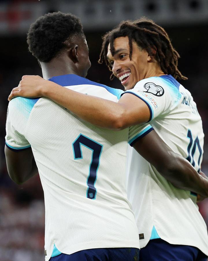 Saka anotó un ‘hat trick’ en el encuentro.