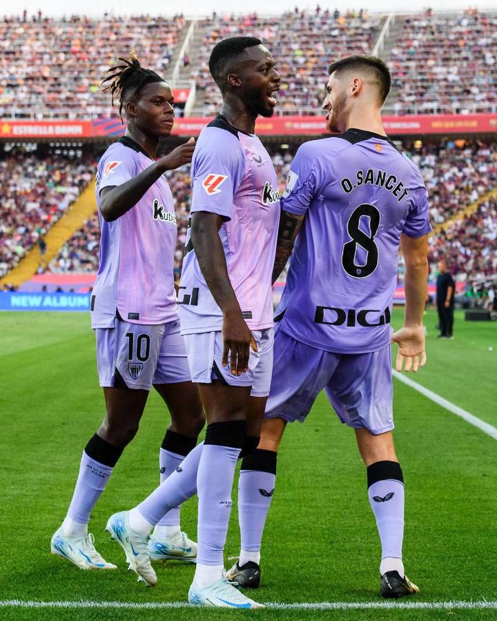 Sancet celebrando su gol con los hermanos Williams.