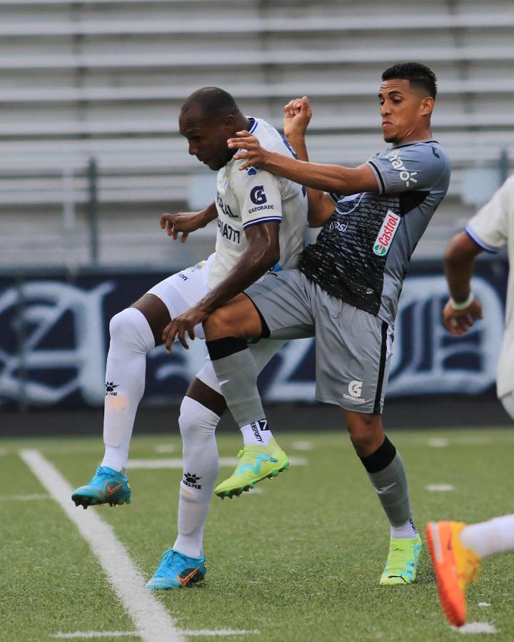 Denis Meléndez marcando al atacante ecuatoriano Juan Anangonó.