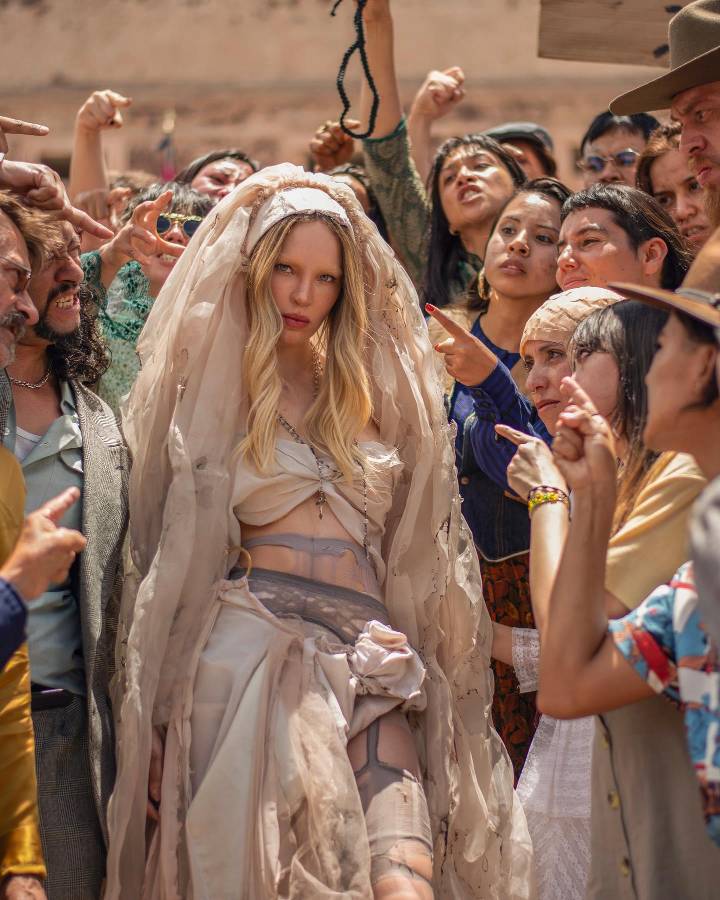 “La mala” es una canción con una letra algo atrevida, pero es mucho menos de lo que me juzgan, no solo a mí, sino a miles de mujeres, sin conocer más allá de lo que alguien dice de ti”, ha asegurado Belinda sobre su nueva producción musical.