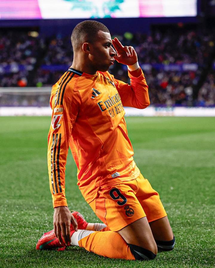 Kylian Mbappé celebrando su primer gol del partido contra el Valladolid.